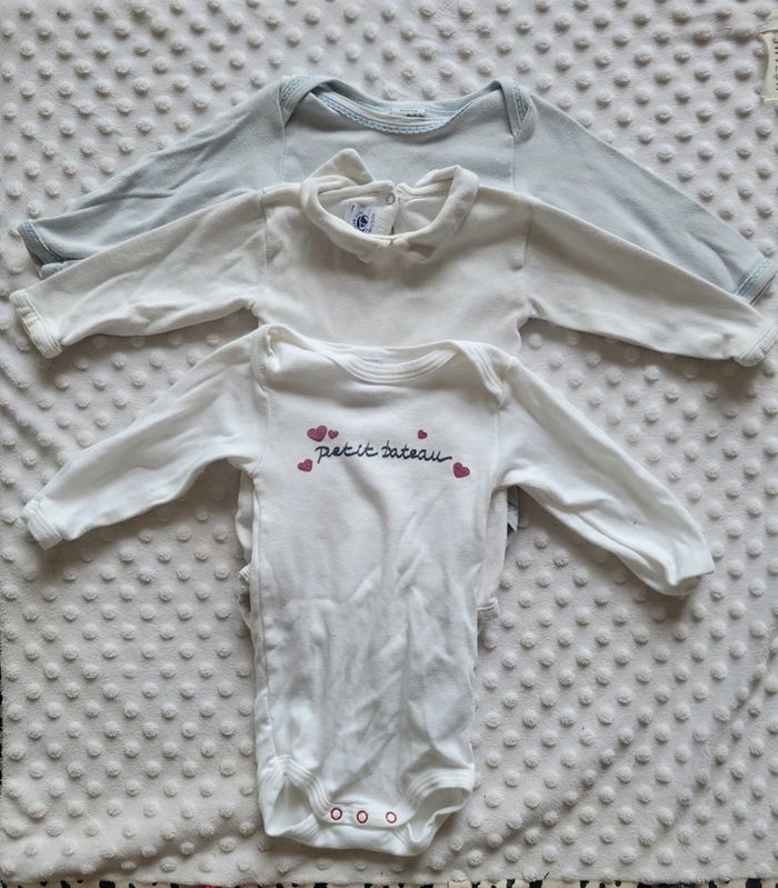 Lot 3 bodies Petit Bateau – 6 mois – Mixte