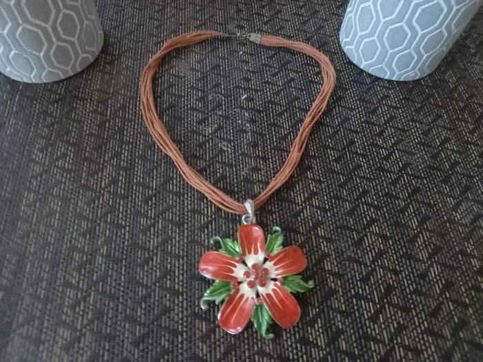 Collier à cordes avec grosses fleur Rouge et verte - photo numéro 4