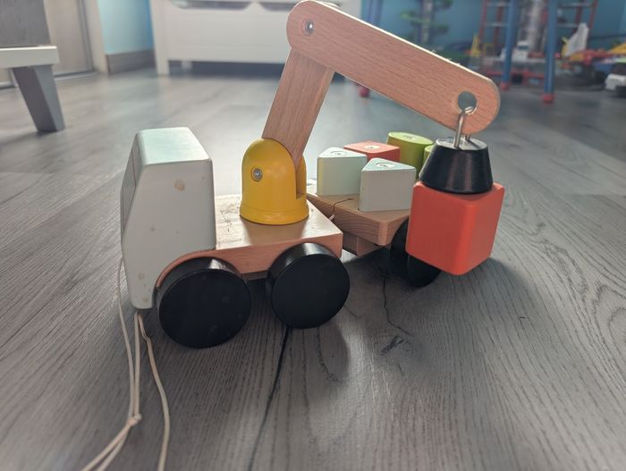 Camion grue Ikea jouet en bois - photo numéro 2