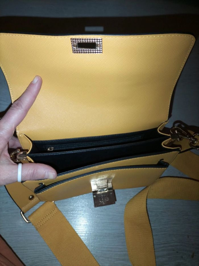 Sac à main Minelli jaune moutarde modèle milaine format moyen avec anse en tissu - photo numéro 10