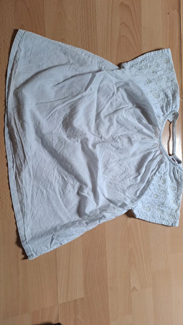 Blouse blanche à broderies