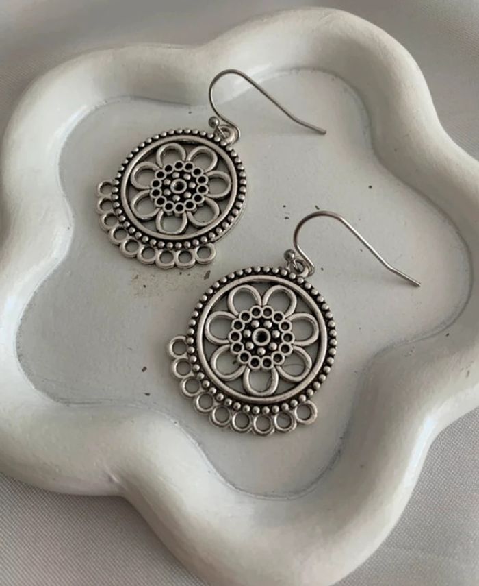 Boucles d’oreilles bohémiennes fleur argentée - photo numéro 5