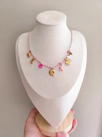 Collier doré, rose clair et blanc avec charms de la mer