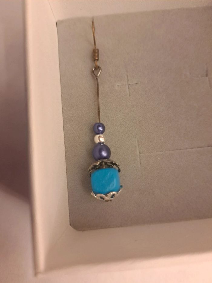 Boucles d'oreilles pendante bleu violet argenté - photo numéro 7