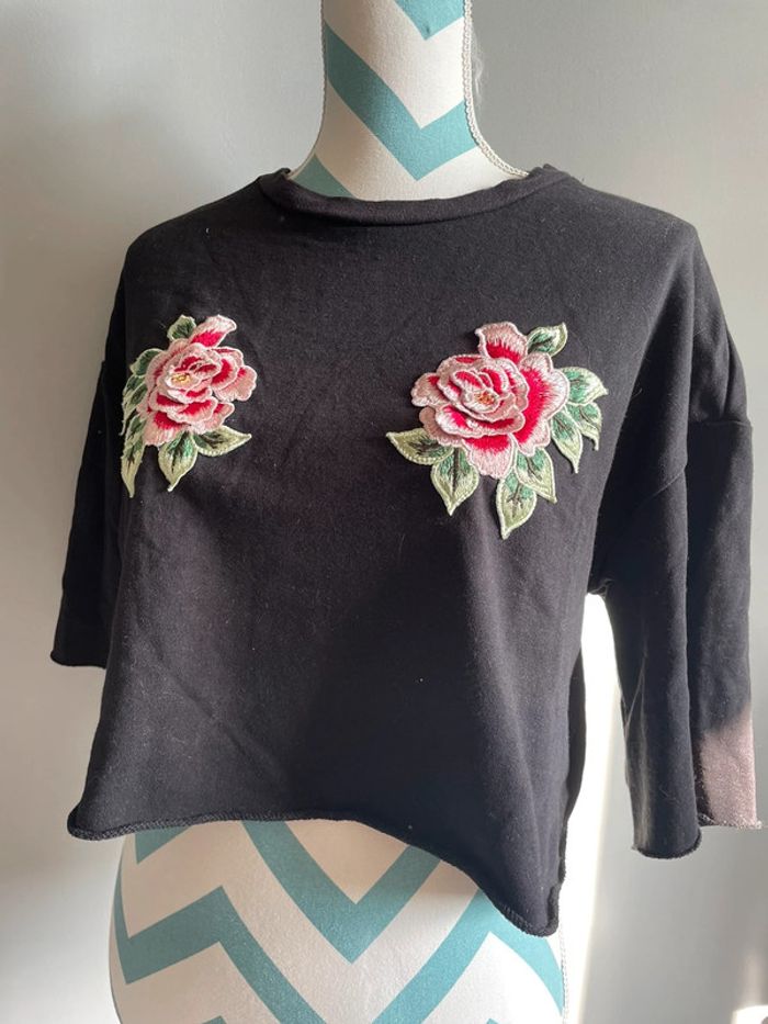 Top crop noir avec broderies fleurs roses