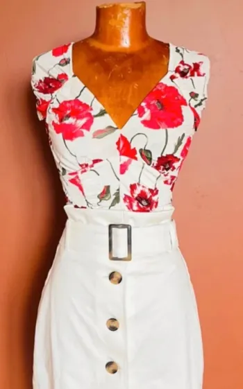 Magnifique top à fleurs rouges, col V