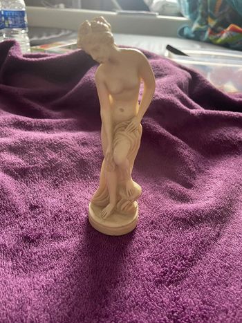 Figurine Femme en Albâtre