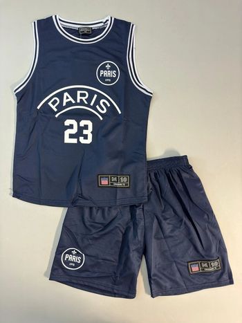 Ensemble sport de basket pour enfant. 10 ans