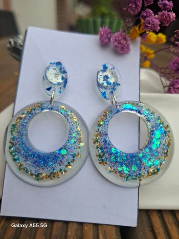 🌊 Boucles d’oreilles océan & sable – Créoles résine bleu lagon pailleté
