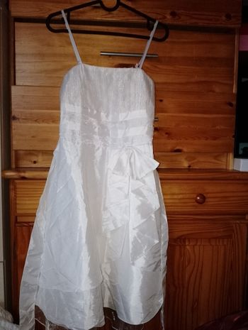 robe blanche "fashon" environ 90cm (8ans)