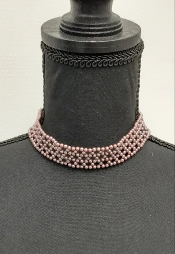 Très joli collier vintage raz du cou en perles