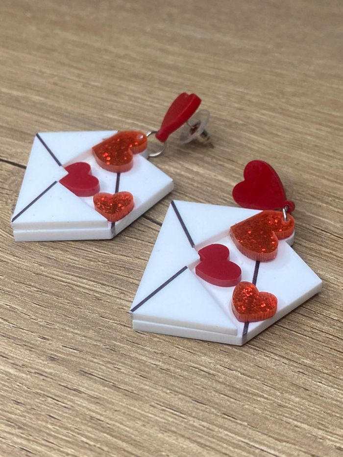 Paire de boucles d’oreille acrylique lettre d amour - photo numéro 4