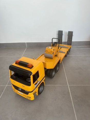 Camion de transport  bruder + compacteur de route CAT  