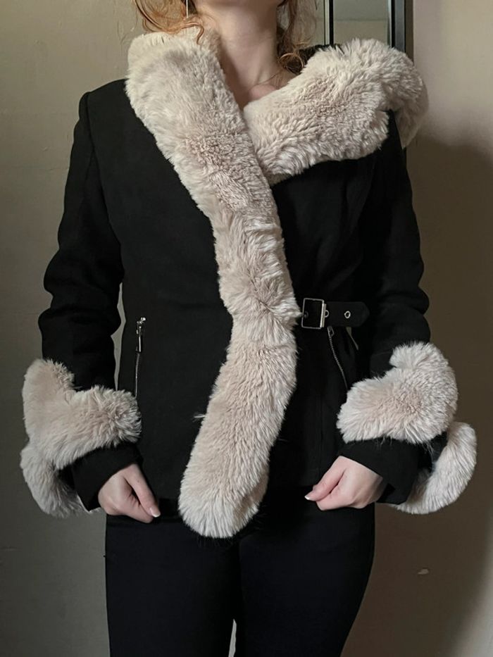 Manteau noir épais court à capuche avec fausse fourrure - photo numéro 5