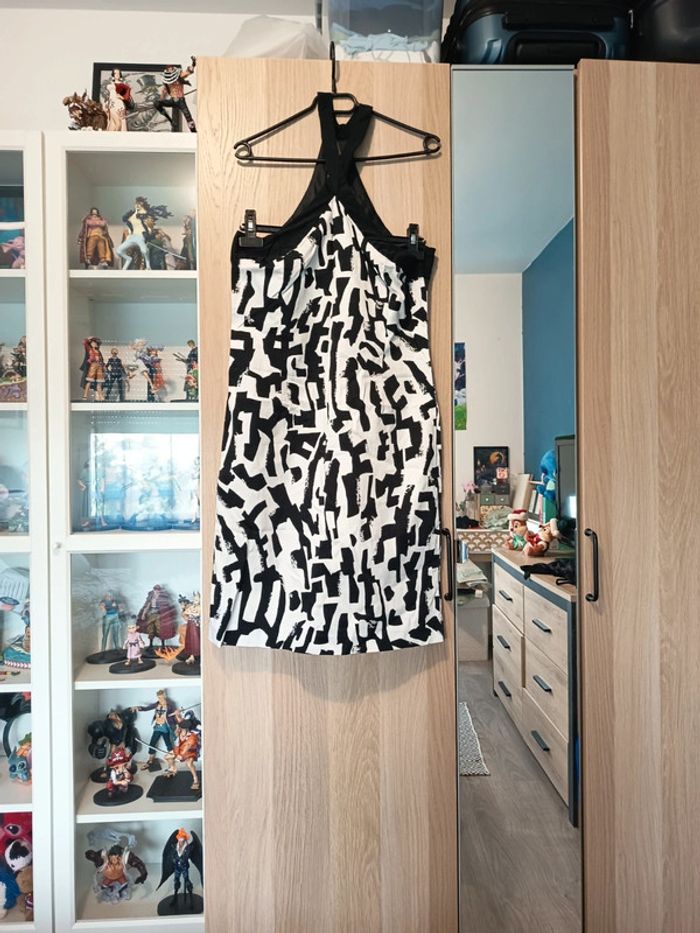 Robe blanche avec dessin noir et détails
Neuve Camaïeu - Taille XXL 44 - photo numéro 2