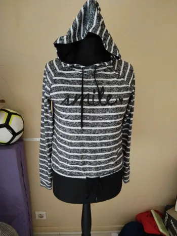 Sweat a capuche taille M fb sister