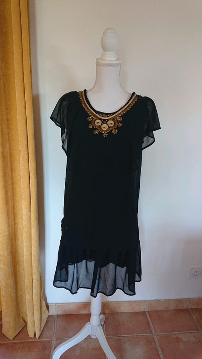Robe noire à voiles et dorures taille 38