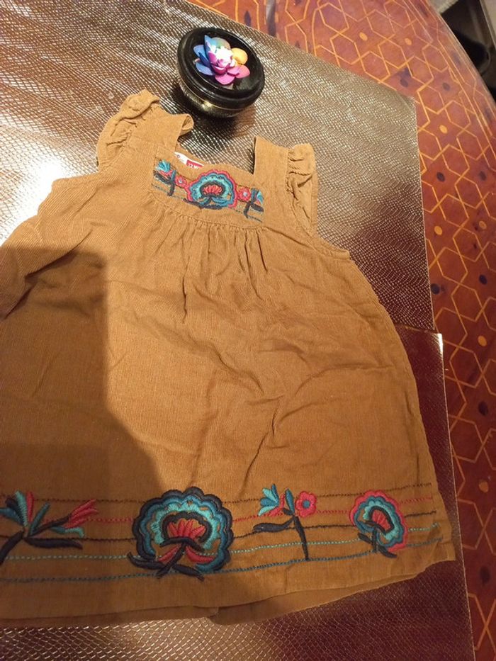 Jolie robe ocre 12 mois, type velours rayé - photo numéro 2