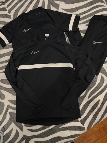 Lot Nike homme (t-shirt + haut + pantalon) – très bon état