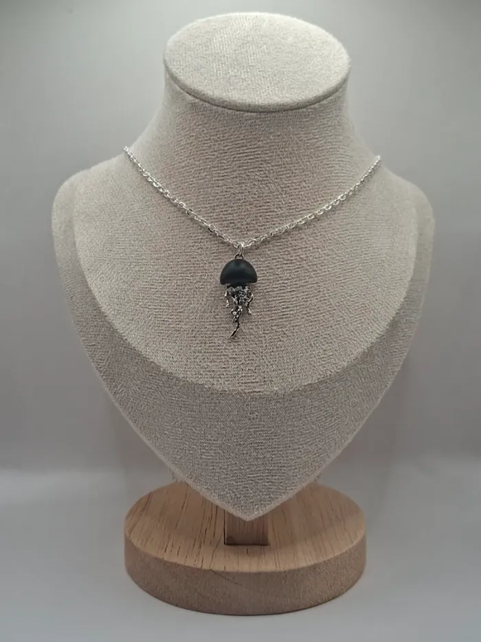 Collier méduse noire