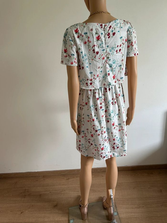 Robe blanche et fleurie à manches courtes Naf Naf taille 38 jamais portée - photo numéro 10