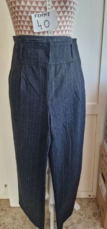 Pantalon, noir à fines rayures blanches, en très bon état, en laine & polyester