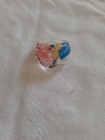 Bague en plastique multicolore