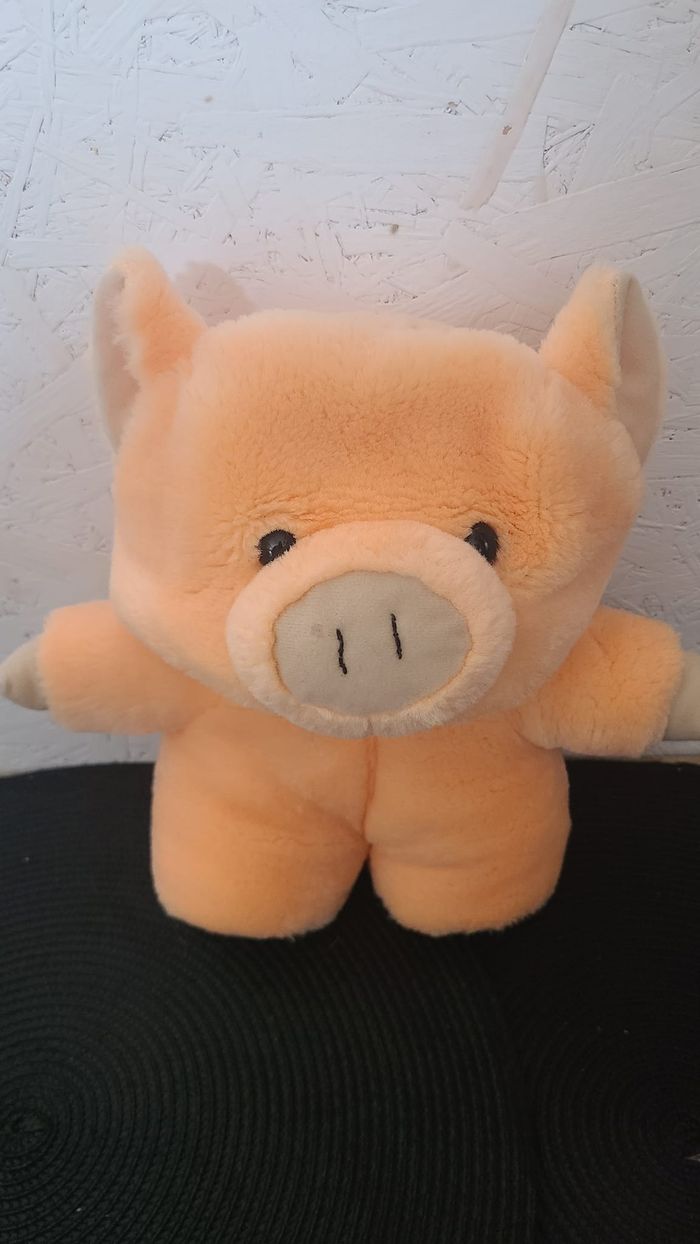 Peluche cochon déguisé en ours