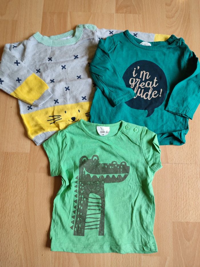 Lot neuf pull gris Vertbaudet + t-shirts manches courtes et longues verts Kiabi en 6M