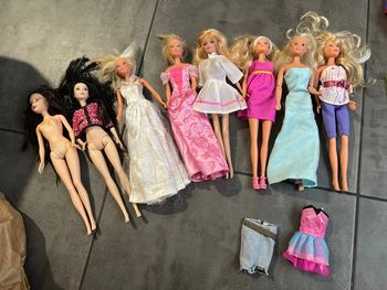 8 barbies + vêtements