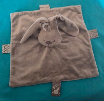 Doudou Lapin Lapidou carré plat gris - Nattou