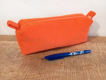 Trousse à crayons velours côtelé orange 
