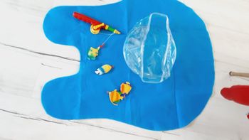 Jeu jouet pêche à la ligne avec tapis bleu petit bassin une canne à pêche et 4 poissons