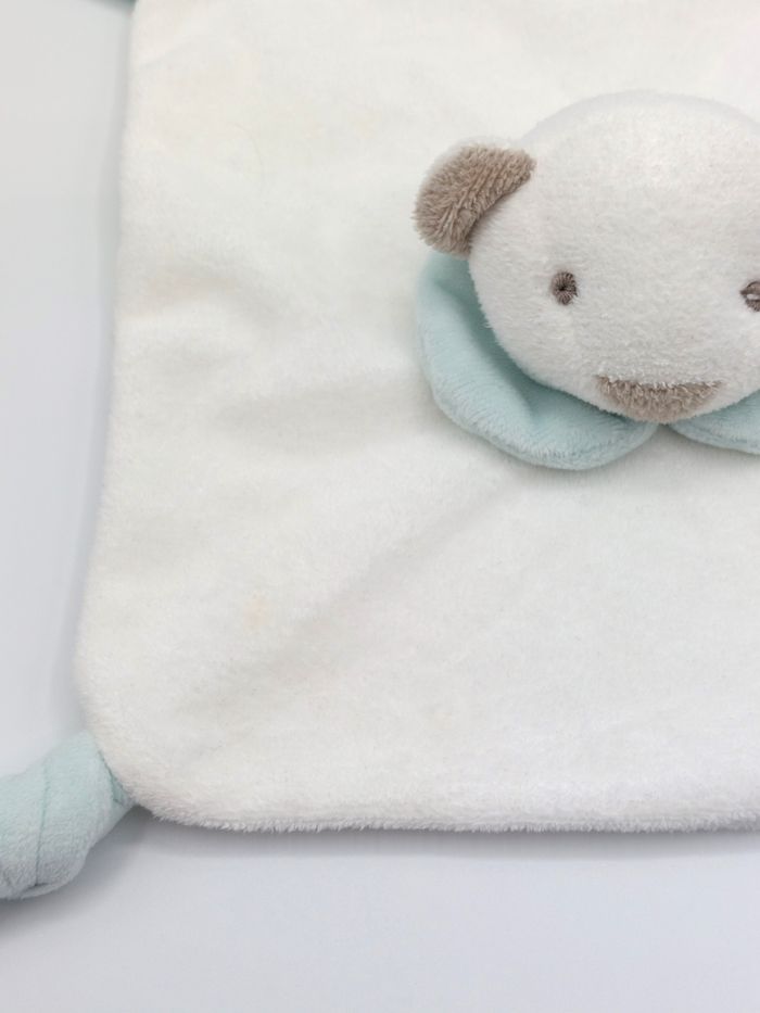 Doudou plat ours blanc MATHILDE M col bleu 4 nouettes anneau dentition blanc sos doudou pro - photo numéro 3