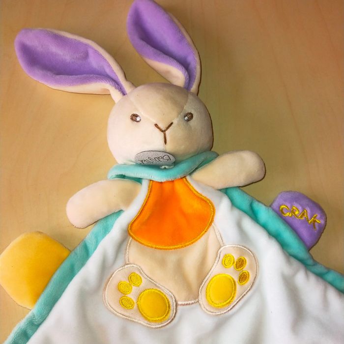 Super doudou plat lapin tête grelot multicolore Baby nat - photo numéro 3