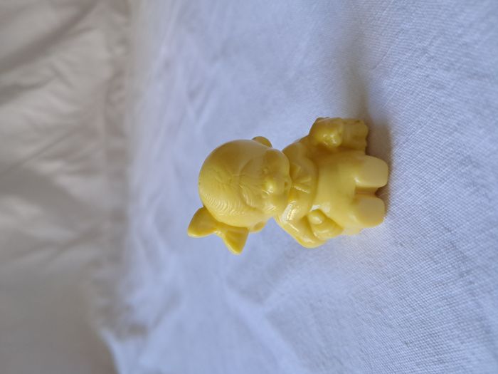 Figurine kiki fille jaune lessive Bonux H 4 cm embout de crayon ancien vintage