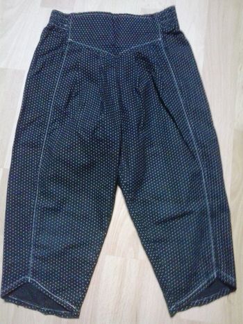 pantalon pois blancs et noirs