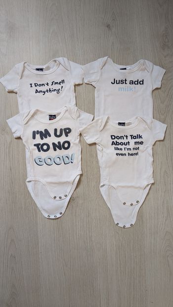 Lot 4 bodies à message 3-6 mois