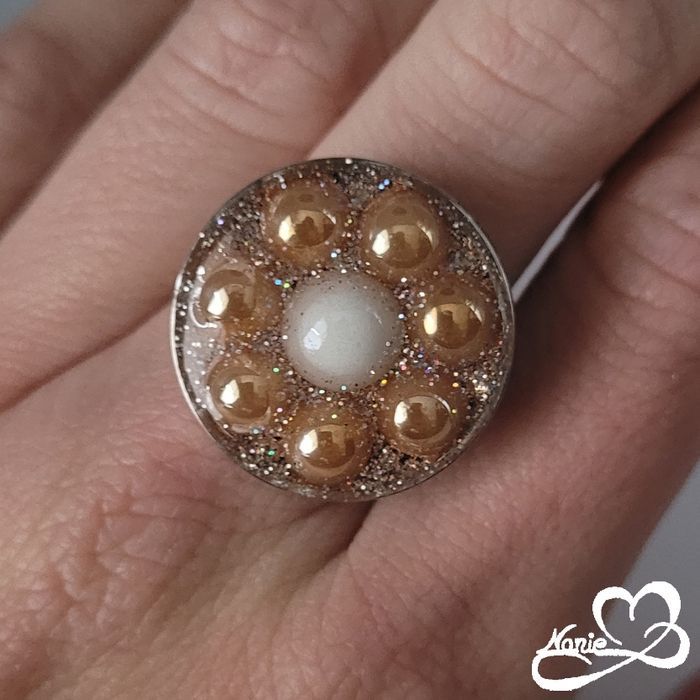 Bague ajustable ronde argentée avec des mosaïques orange et blanche