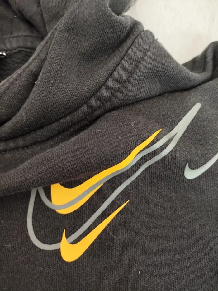 🖤 Sweat à capuche Nike - Noir - 10/11 ans - Bon état - photo numéro 3