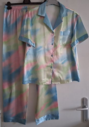 Pyjama satiné multicolore pastel