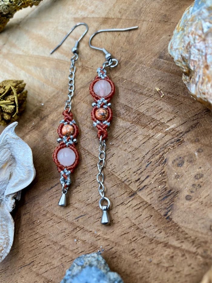 Boucles d’oreilles pendantes dépareillées macramé chaînes pierres Quartz et Jaspe - photo numéro 2