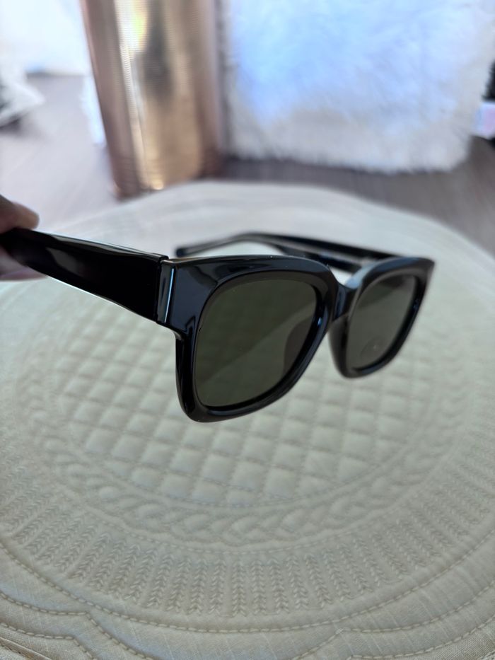 Lunette de soleil y - photo numéro 2