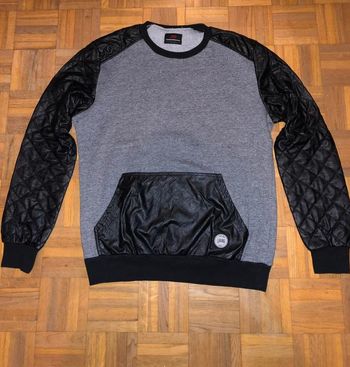 sweat noir et gris effet matelassé sur les manches