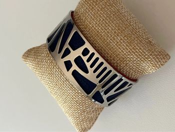 Bracelet manchette rigide acier et cuir neuf