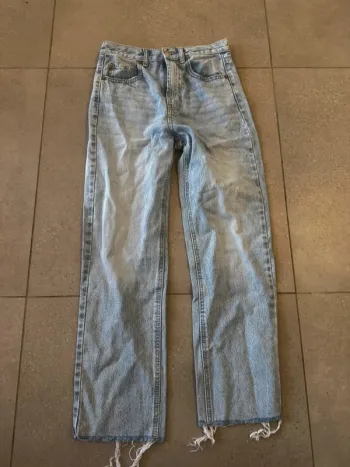 Jean Stradivarius, taille 34, très bon état, 35x92cm