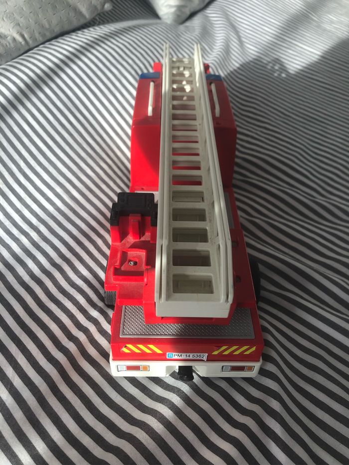 Grand camion de pompier rouge - photo numéro 4