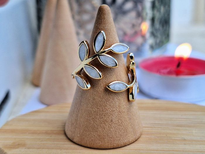 Bague Ouverte réglable en feuille Doré minimaliste, feuille en nacre blanche, feuille de Dainty - photo numéro 4