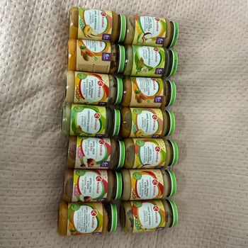 9  pots de compotes et 5 pots de nourriture bébé 6m+