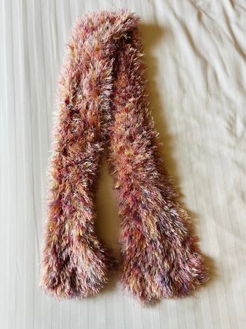 Écharpe tricotée poils roses et nuances
